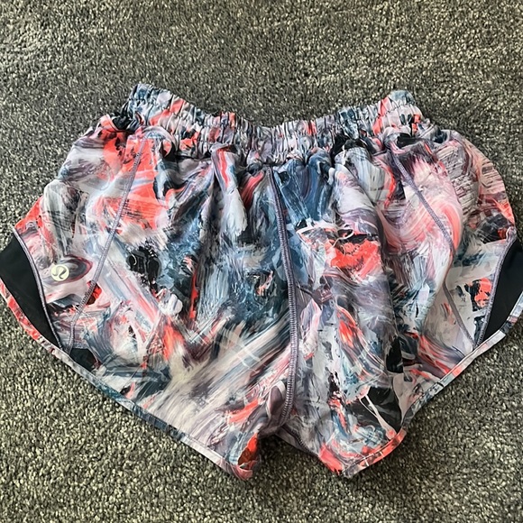 Lululemon size 2 hotty hot shorts! - Picture 2 of 2